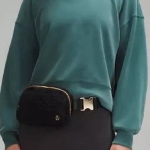 Lululemon Everywhere Fleece Belt Bag Black Gold Accents - Picture 1 of 6